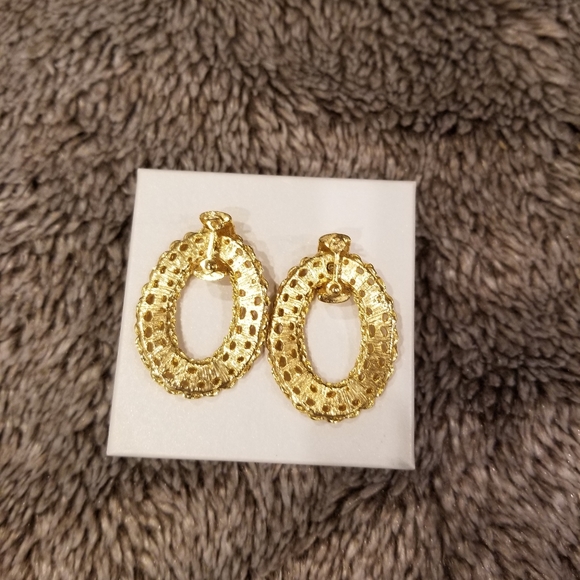 Gold Like Chain Neclace w/Matching Earrings - Picture 6 of 7